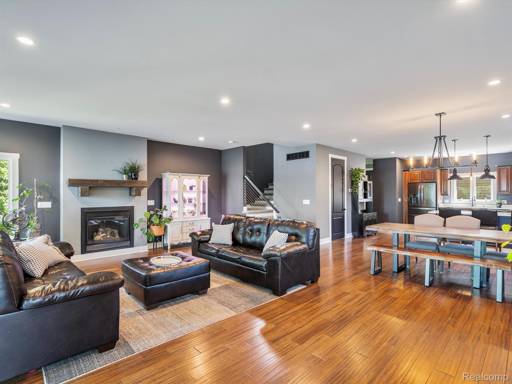 2401 RIDGE Road