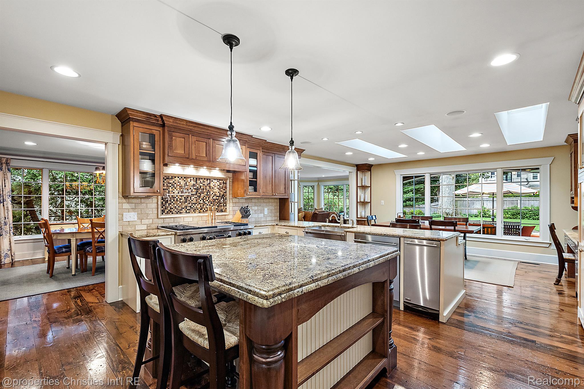 861 WESTWOOD Drive