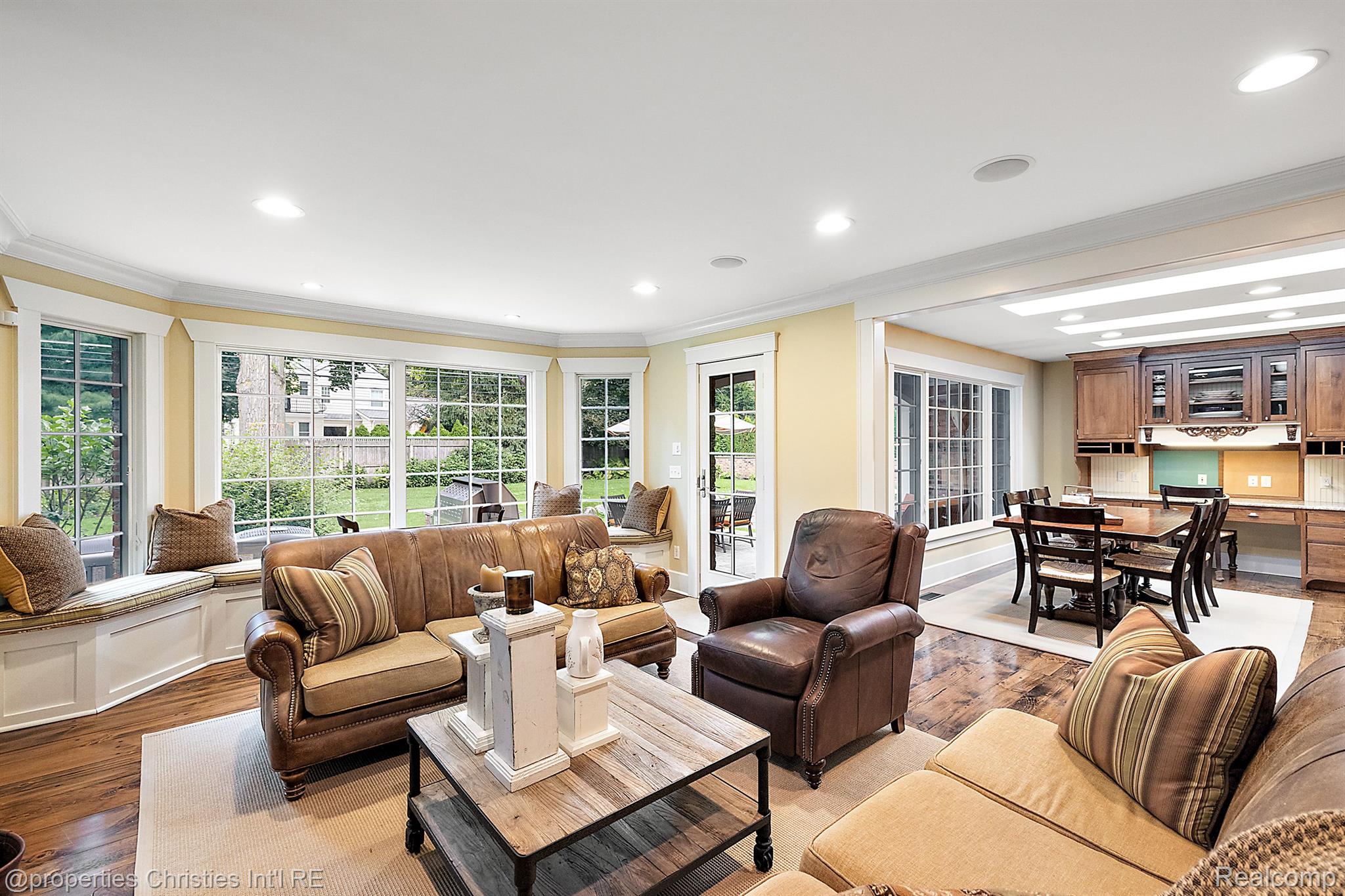 861 WESTWOOD Drive