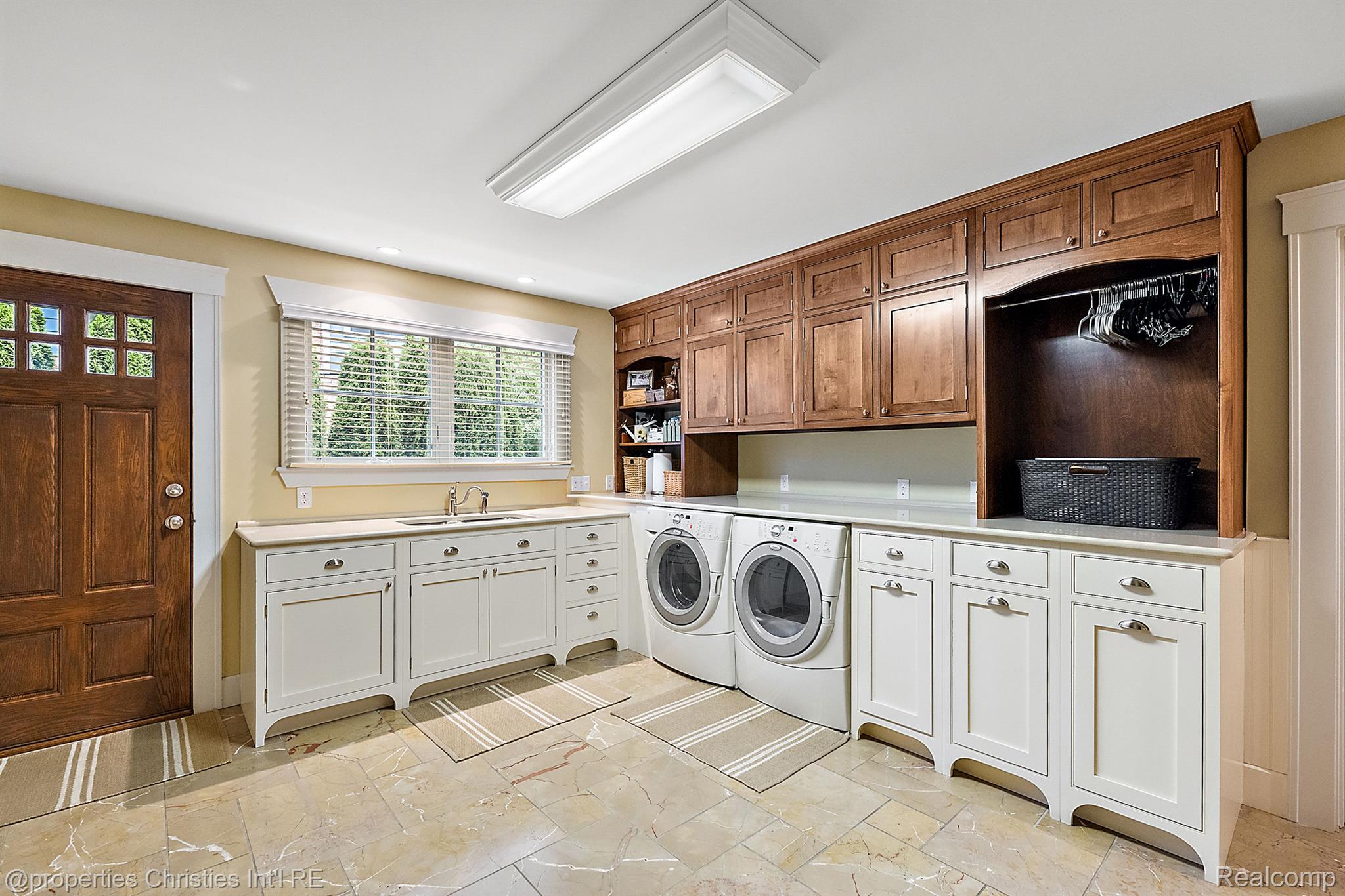 861 WESTWOOD Drive