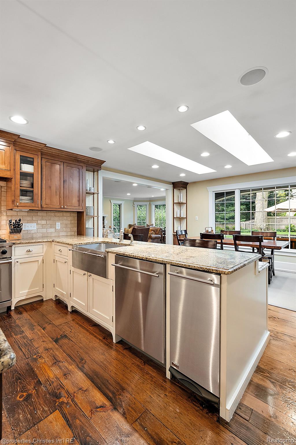 861 WESTWOOD Drive