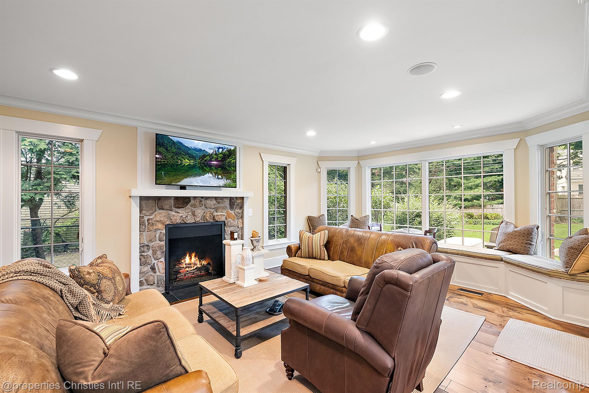 861 WESTWOOD Drive