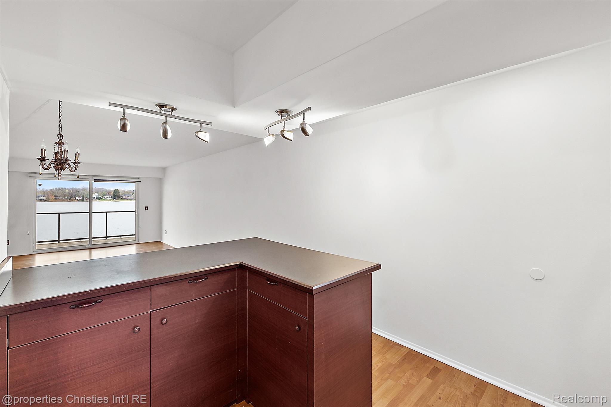 1940 KLINGENSMITH Road 44