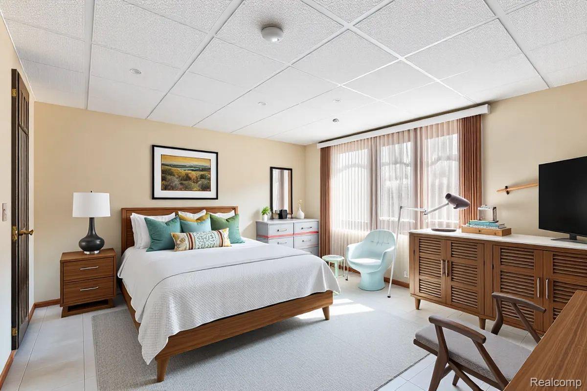 415 W HICKORY GROVE Road