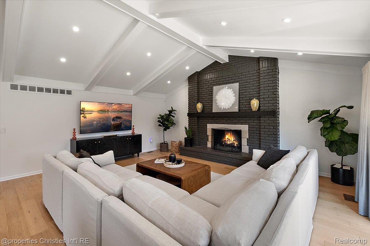 706 Great Oaks Drive