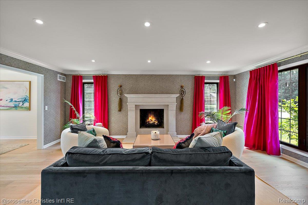 706 Great Oaks Drive