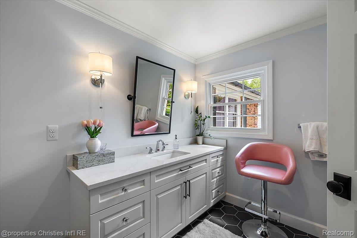 586 Fairfax Street