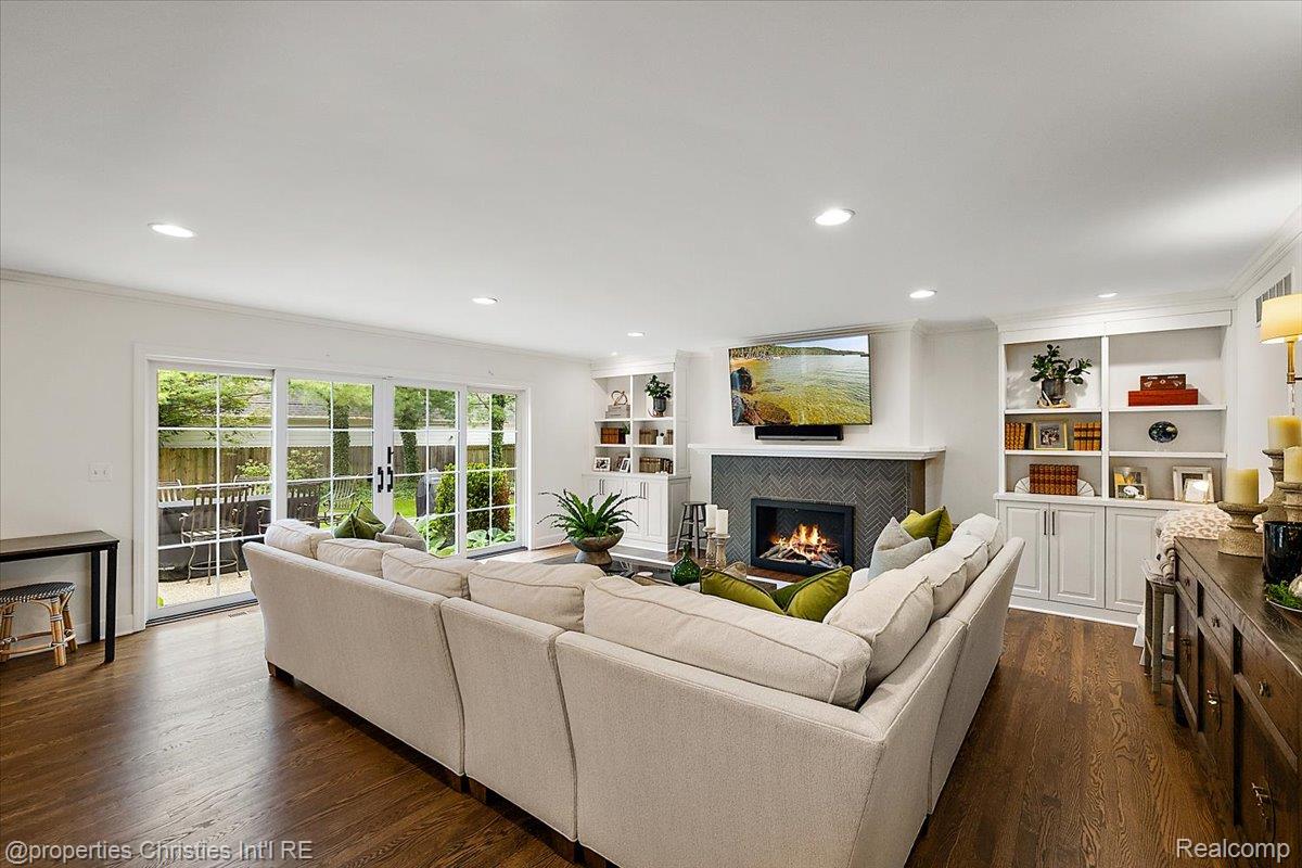 586 Fairfax Street