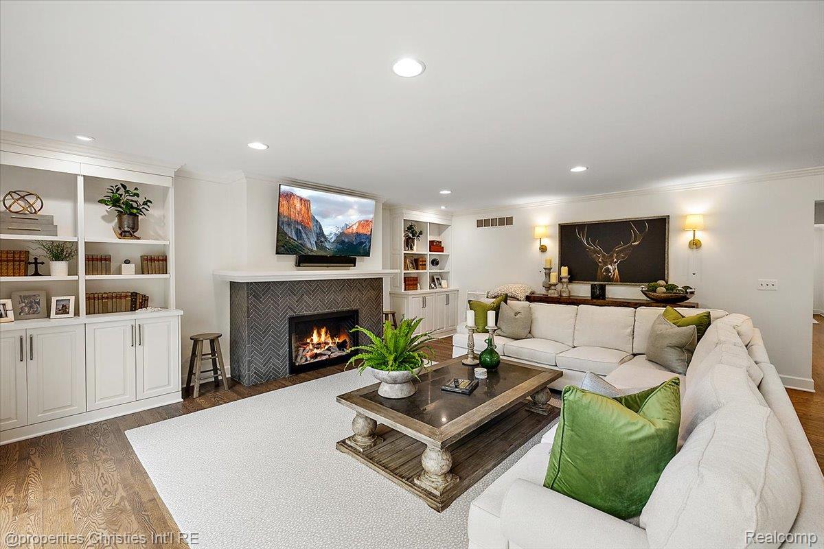 586 Fairfax Street