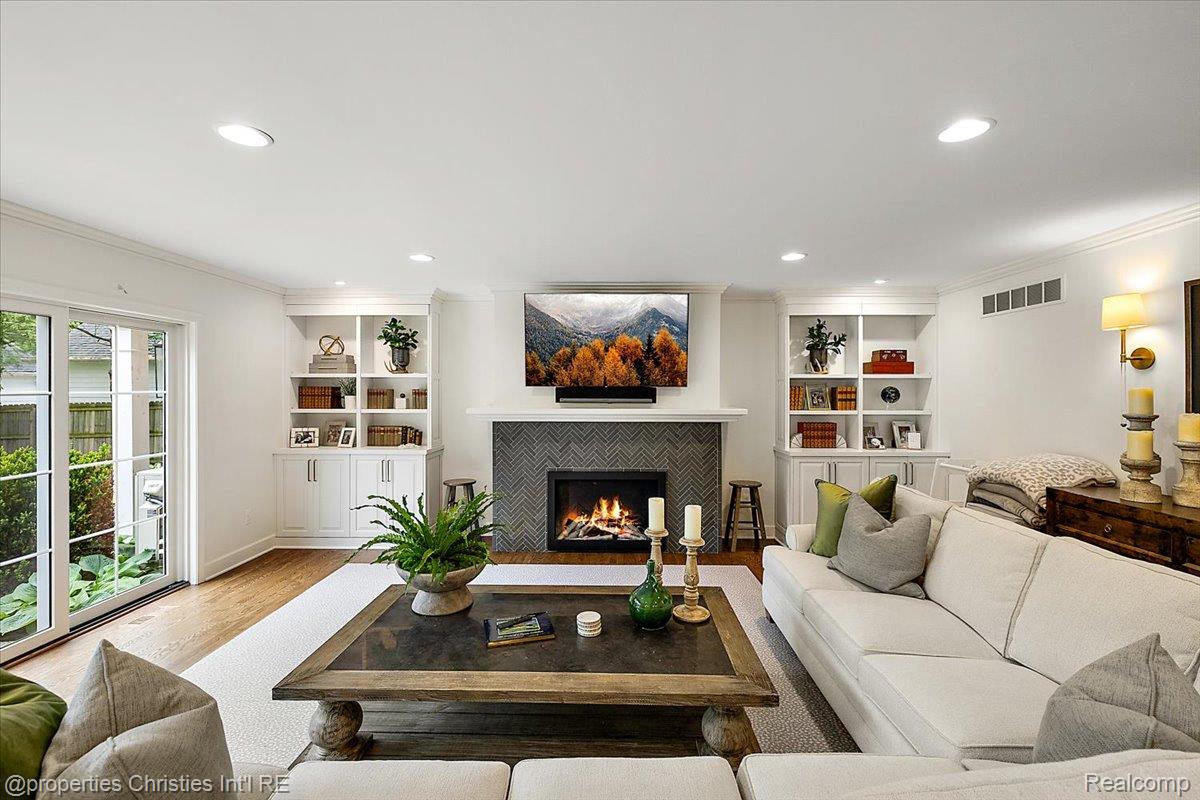 586 Fairfax Street