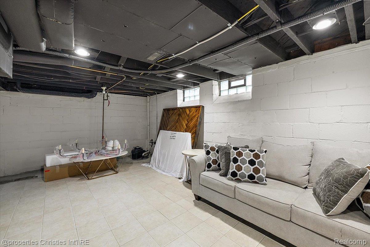 559 E Southlawn Boulevard