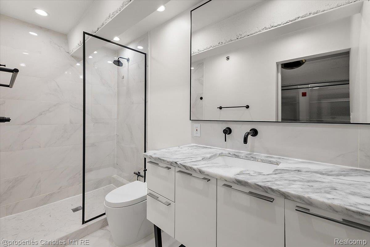 3434 Russell Street 107