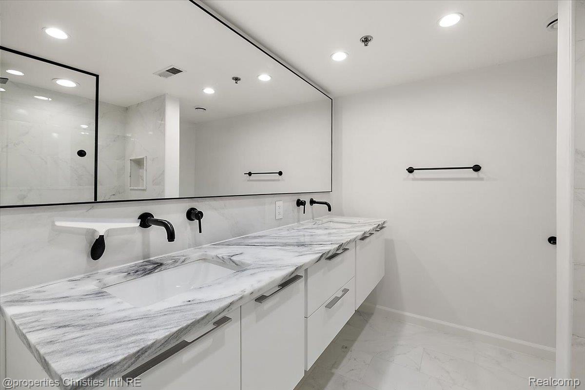 3434 Russell Street 107