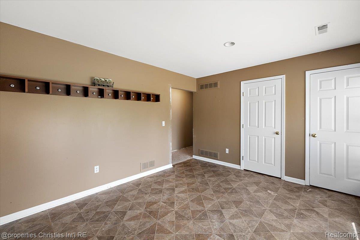 5863 Clarkston Road