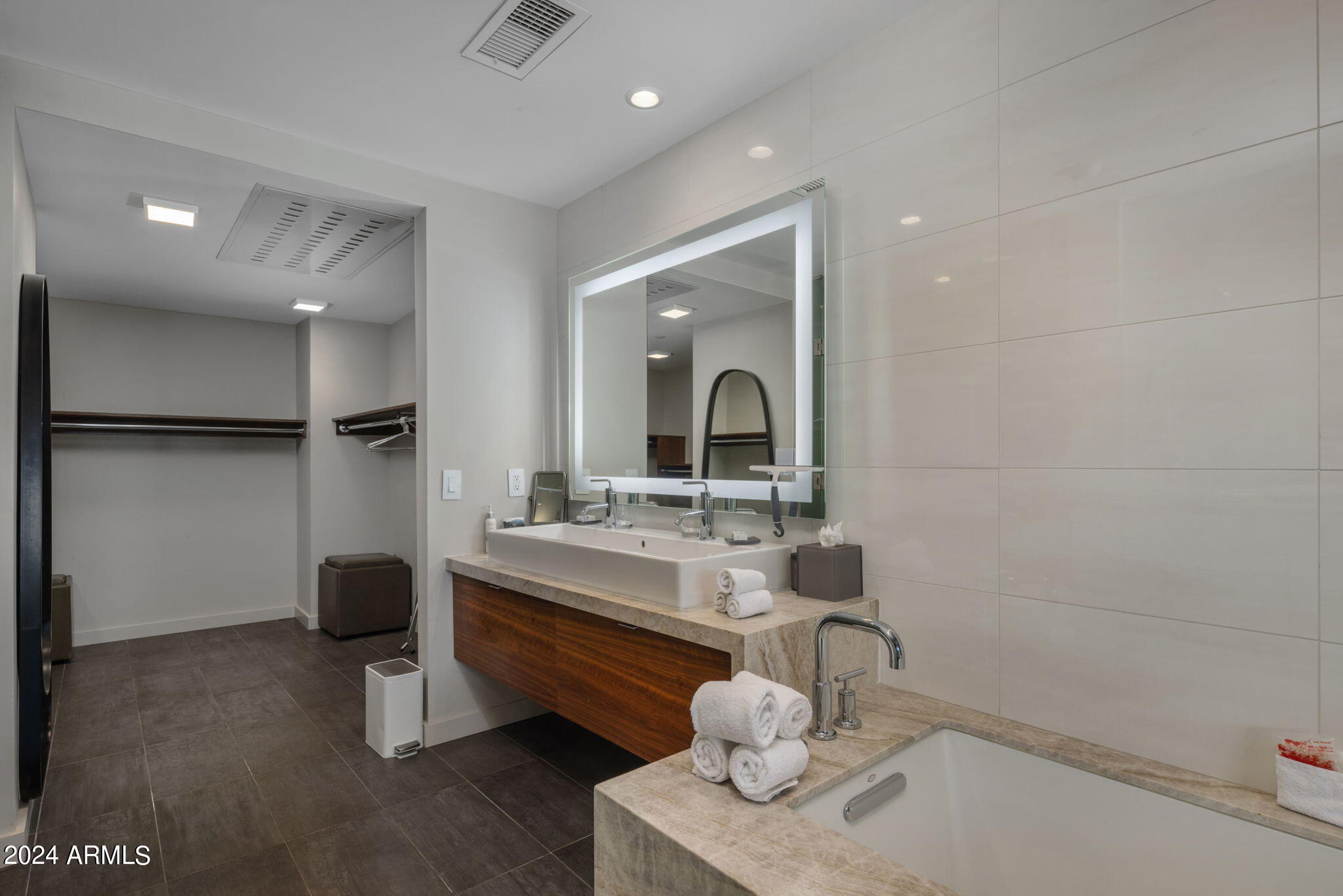 5455 E LINCOLN Drive, 1016