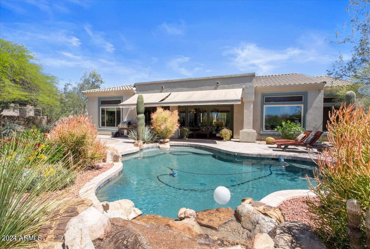 8921 E NORA Circle
