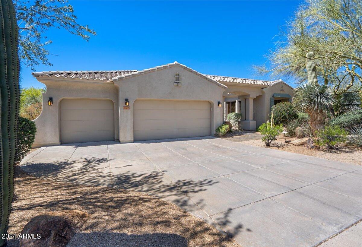 8921 E NORA Circle