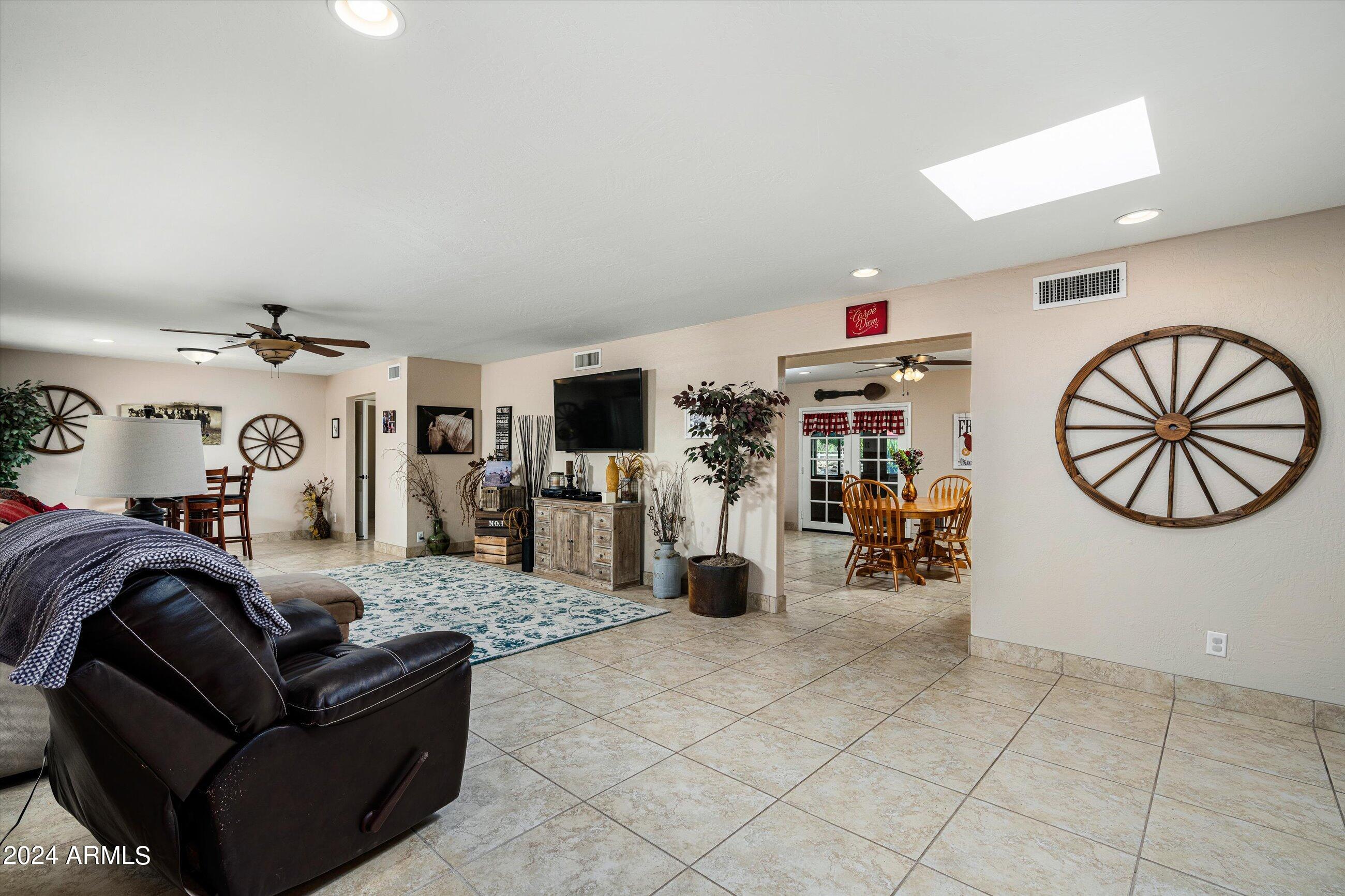959 E Carver Road