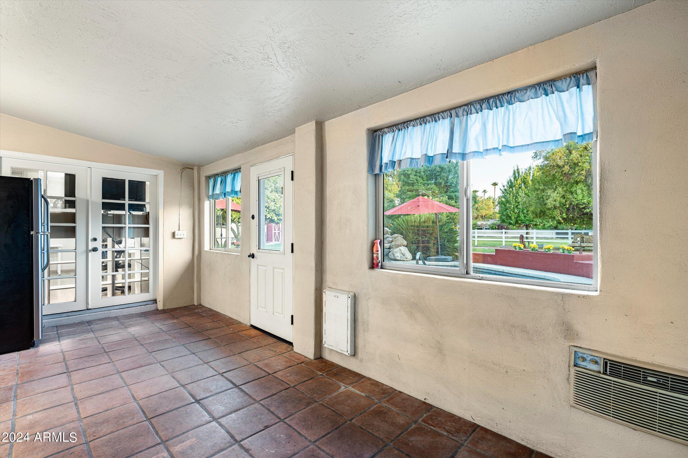 959 E Carver Road