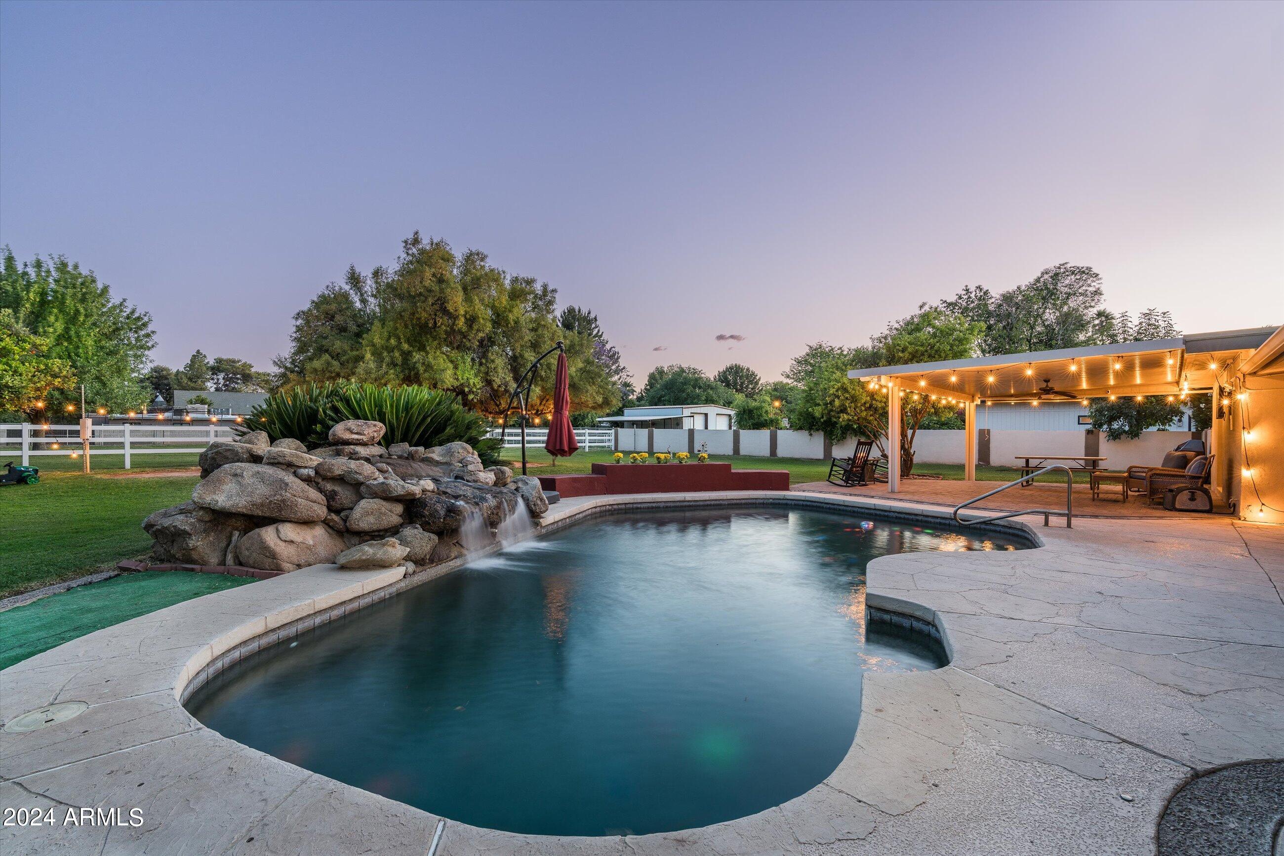 959 E Carver Road