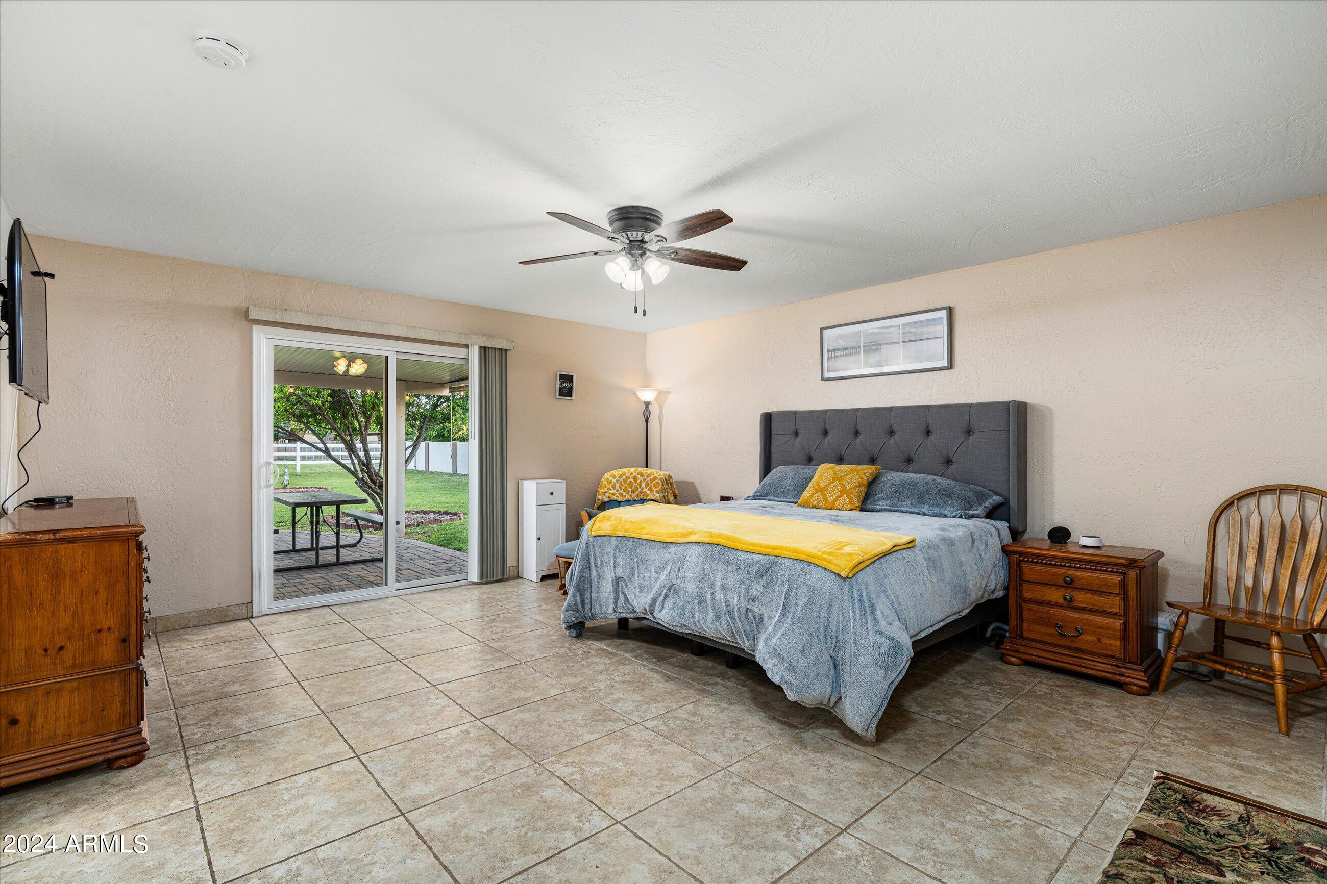 959 E Carver Road