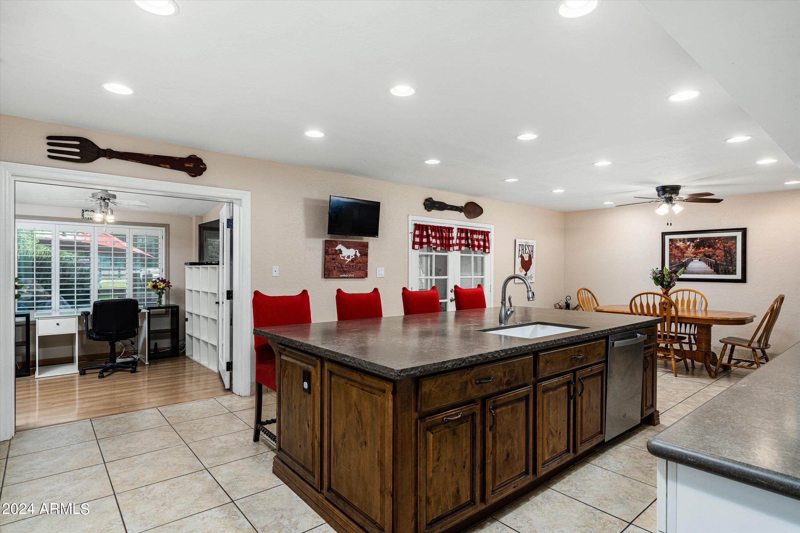 959 E Carver Road
