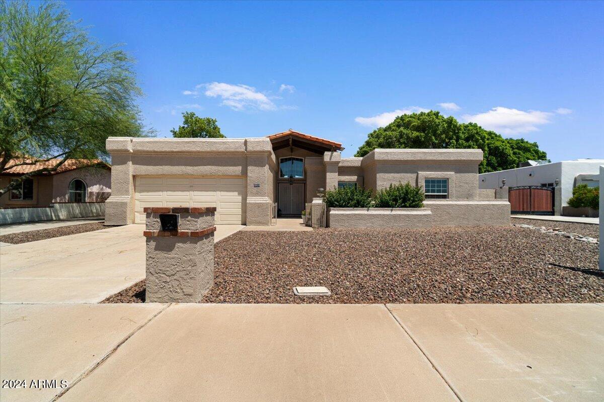 3524 W PARADISE Lane
