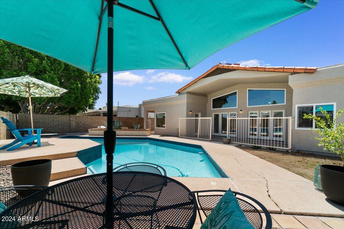 3524 W PARADISE Lane