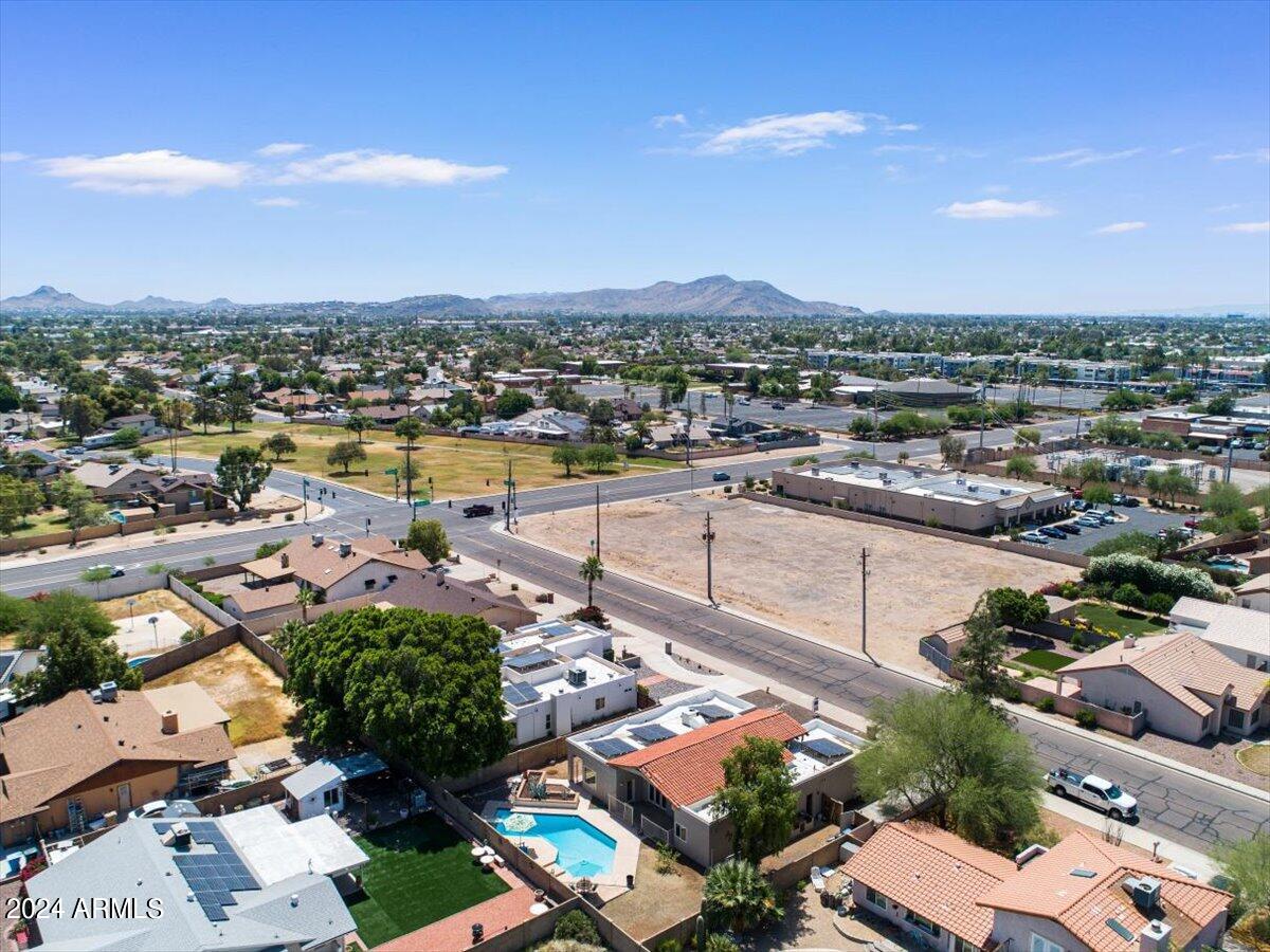 3524 W PARADISE Lane