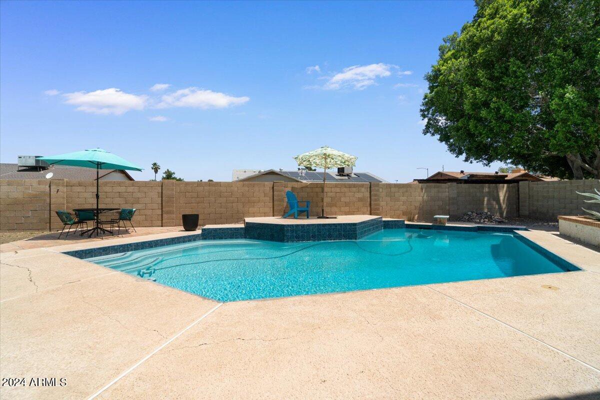 3524 W PARADISE Lane