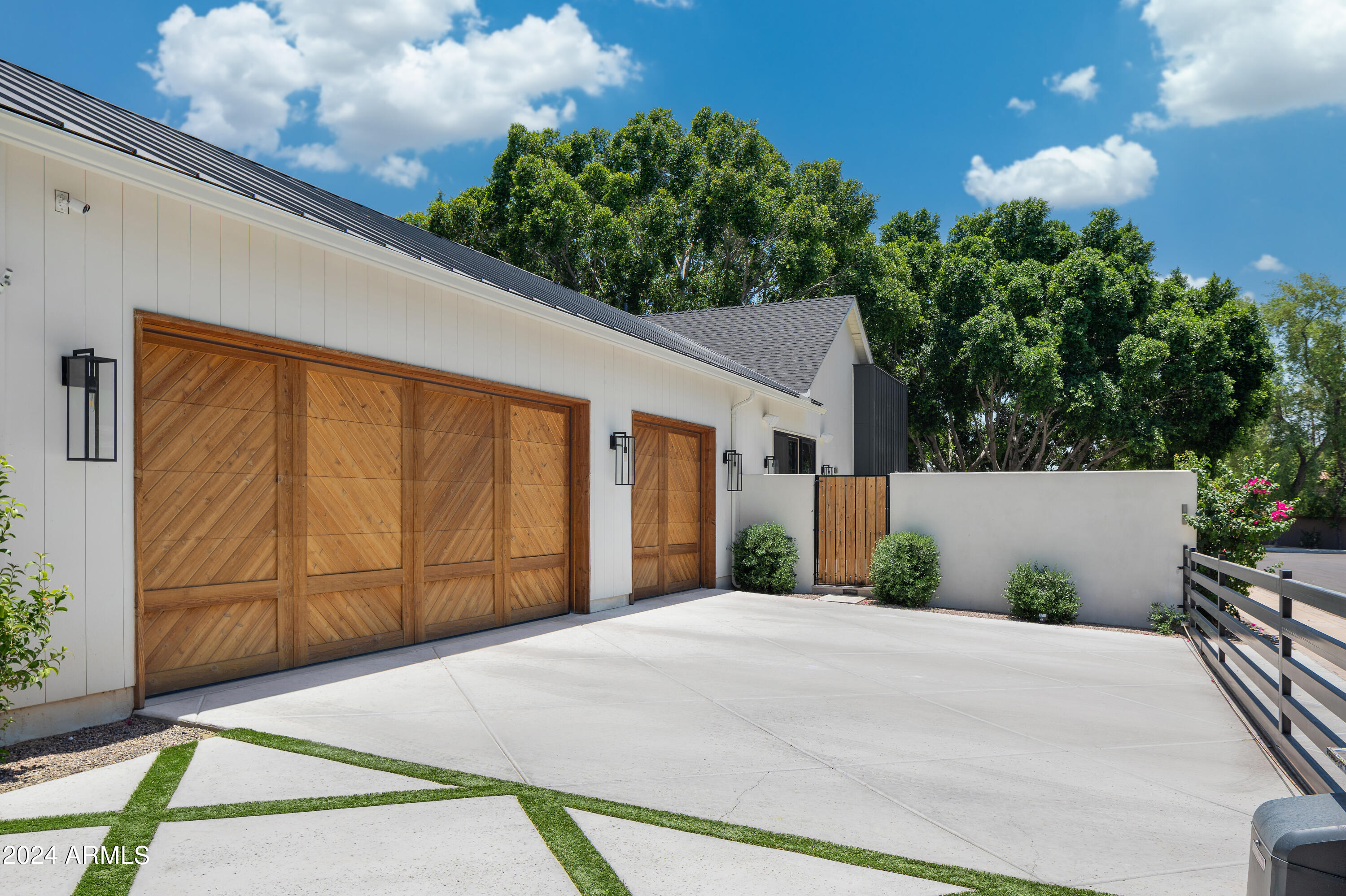 5502 E MARIPOSA Street