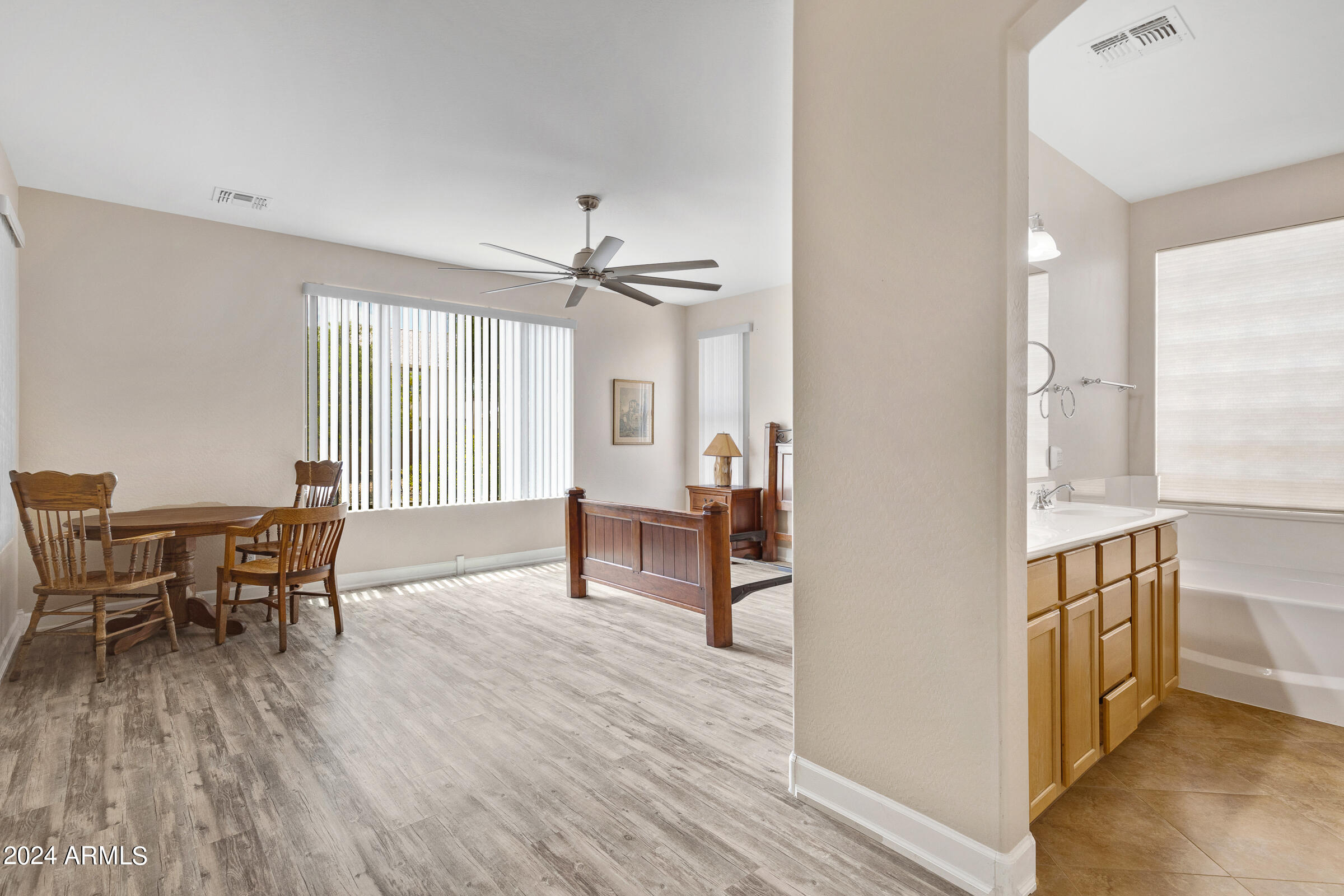 1639 E PRICKLY PEAR Place