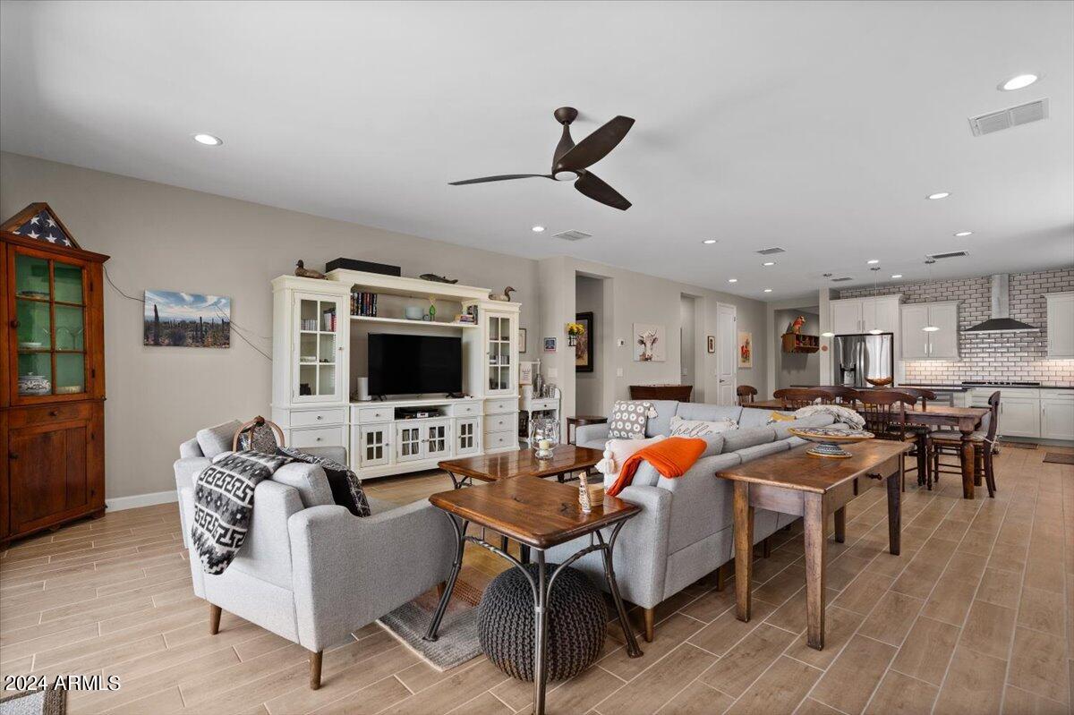 2041 E QUESTA Drive