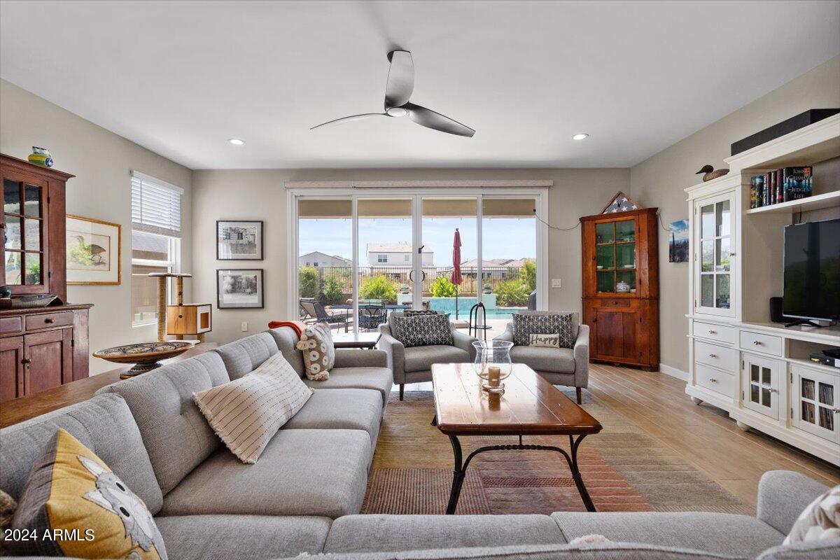 2041 E QUESTA Drive