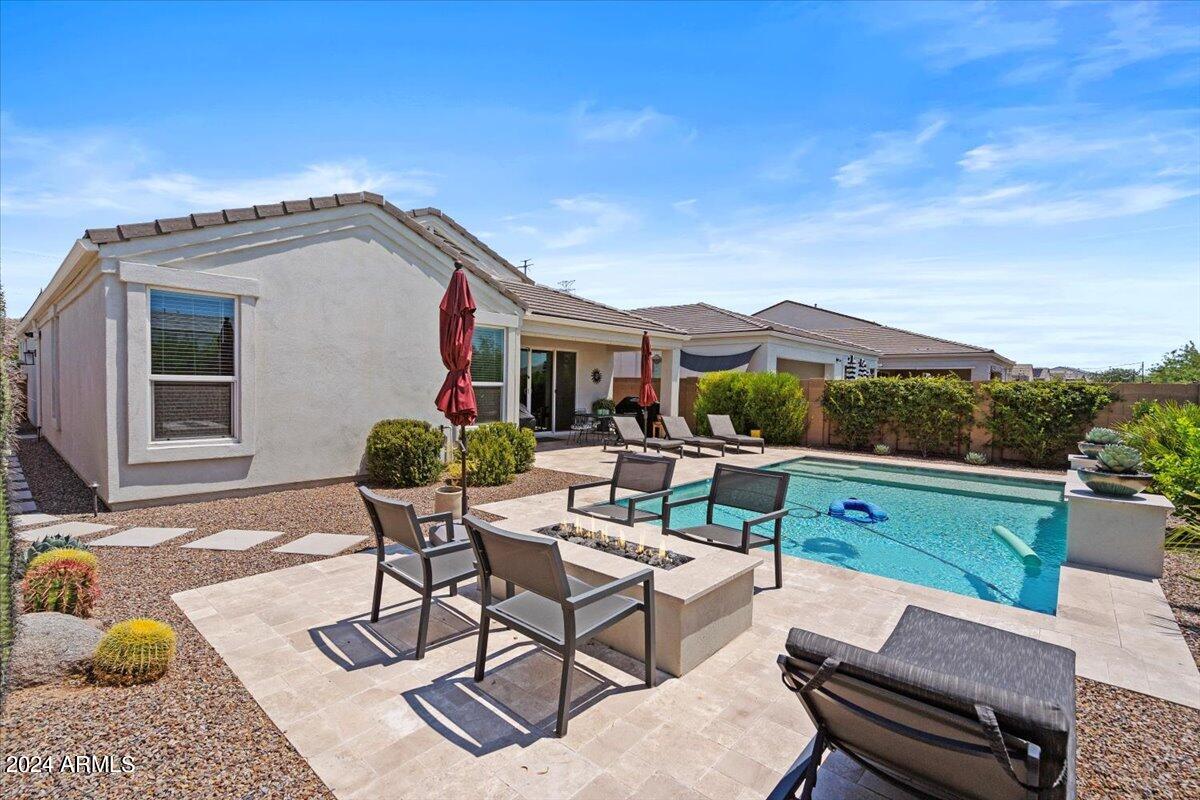 2041 E QUESTA Drive