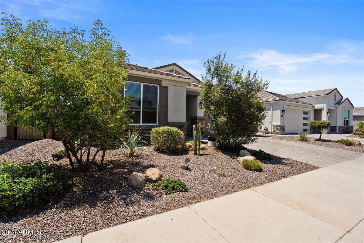 2041 E QUESTA Drive