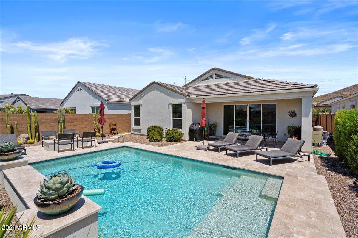 2041 E QUESTA Drive