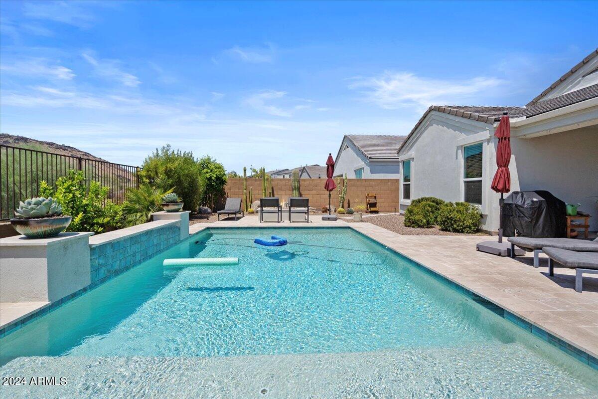 2041 E QUESTA Drive