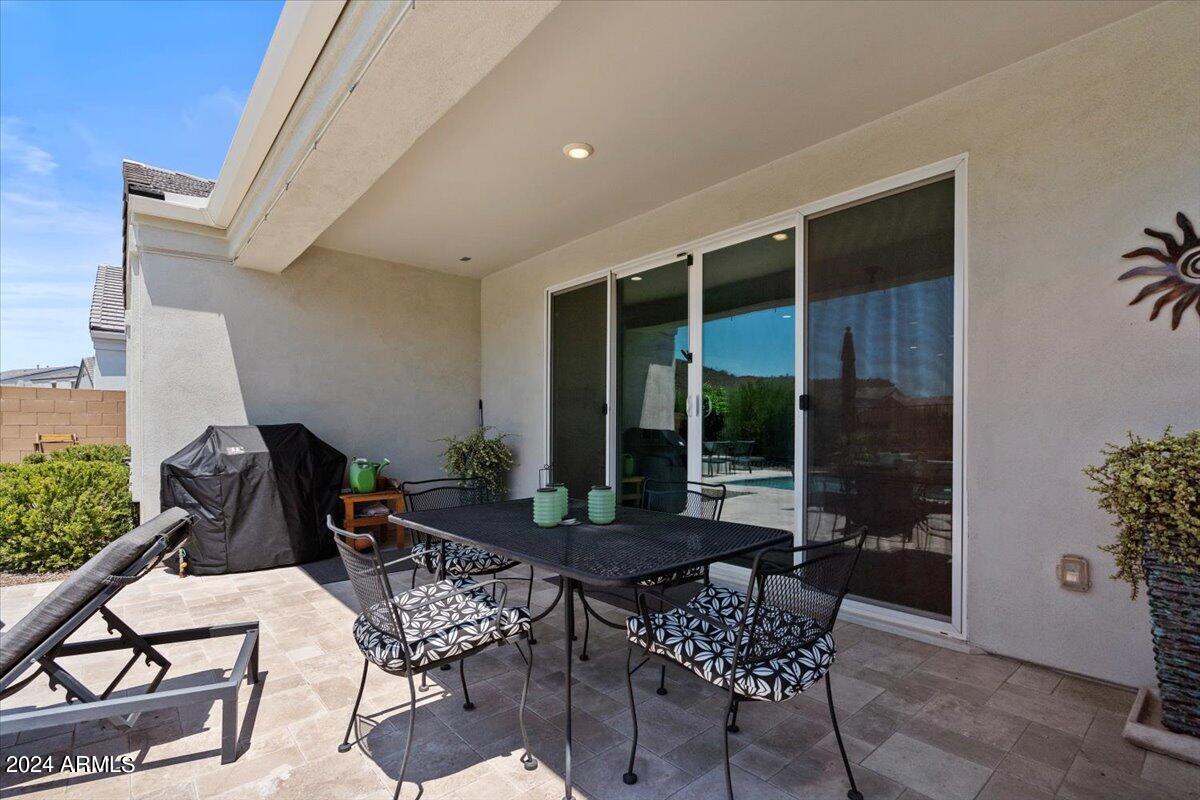 2041 E QUESTA Drive