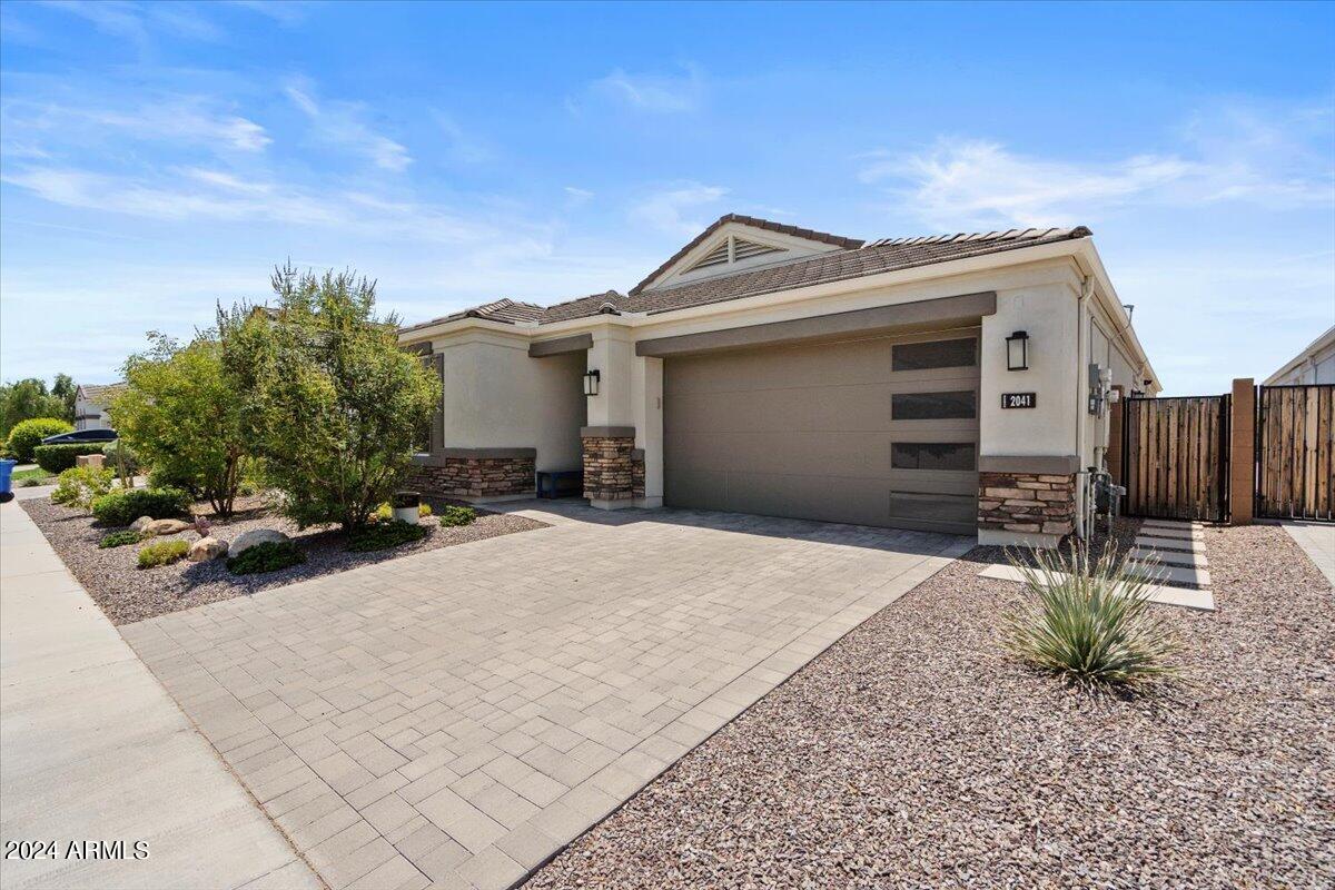 2041 E QUESTA Drive