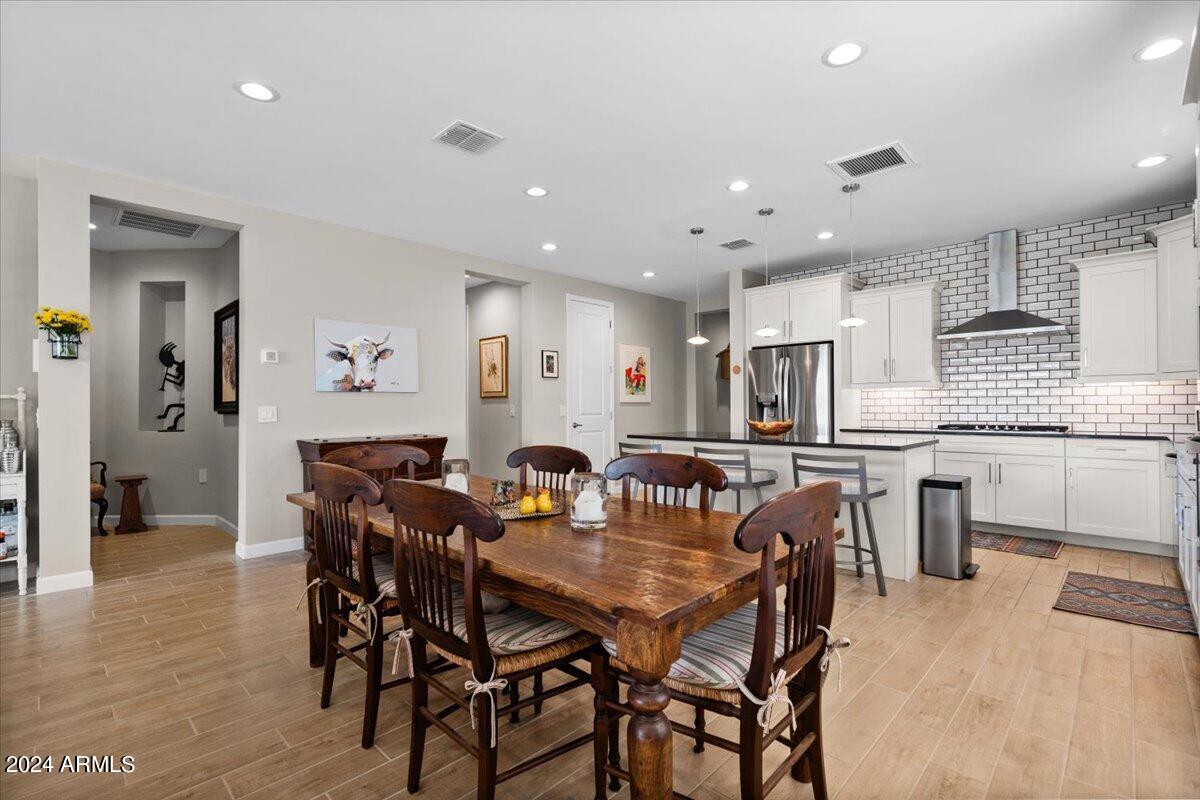2041 E QUESTA Drive