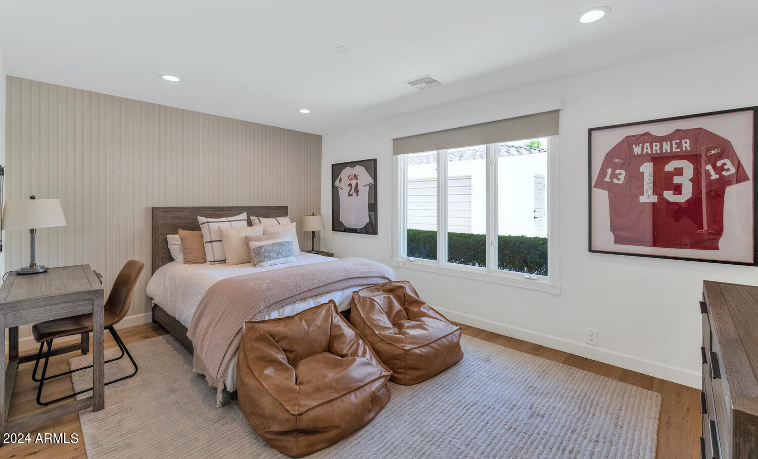 4702 E ARCADIA Lane