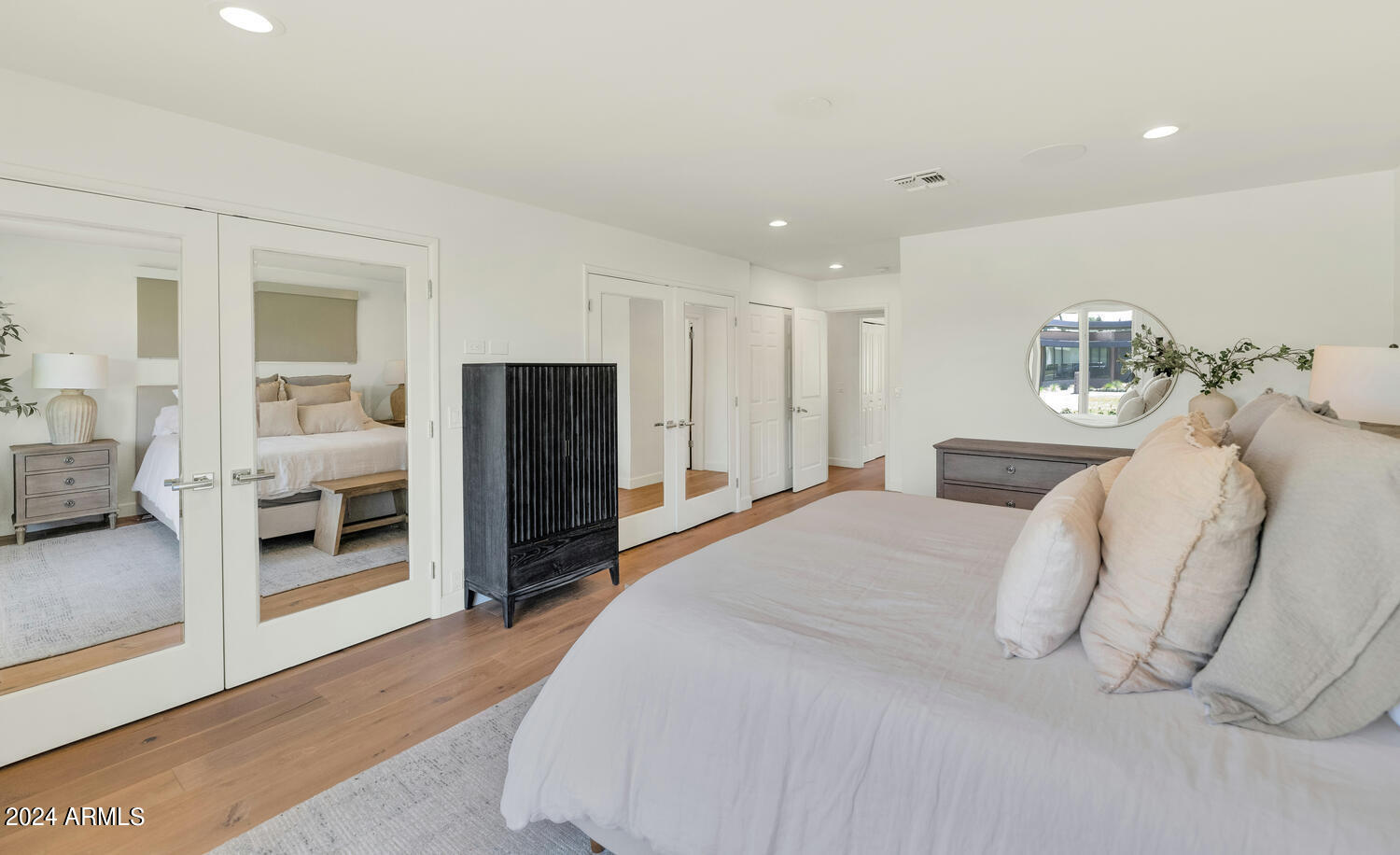 4702 E ARCADIA Lane