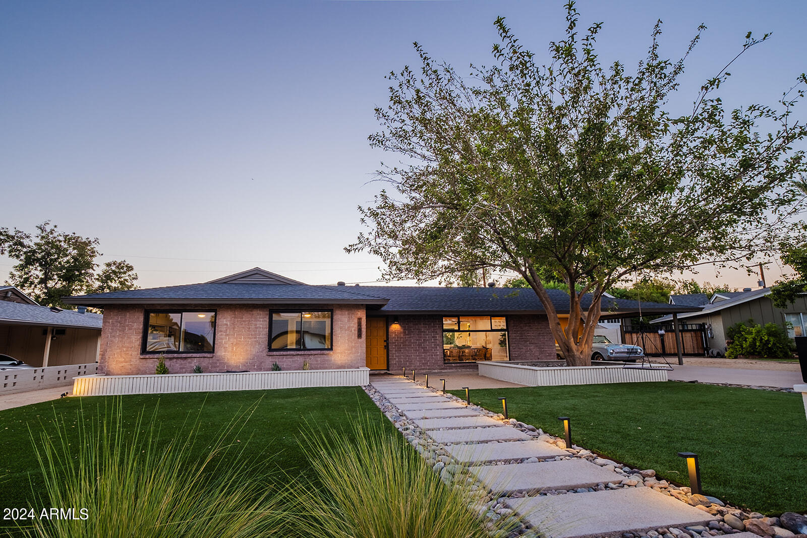 1456 E TUCKEY Lane