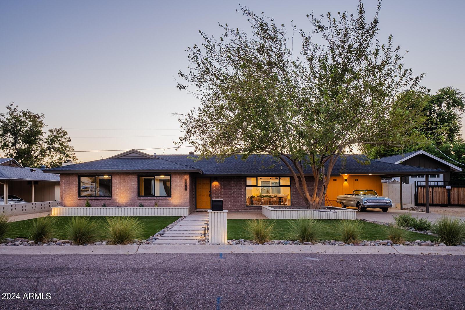 1456 E TUCKEY Lane