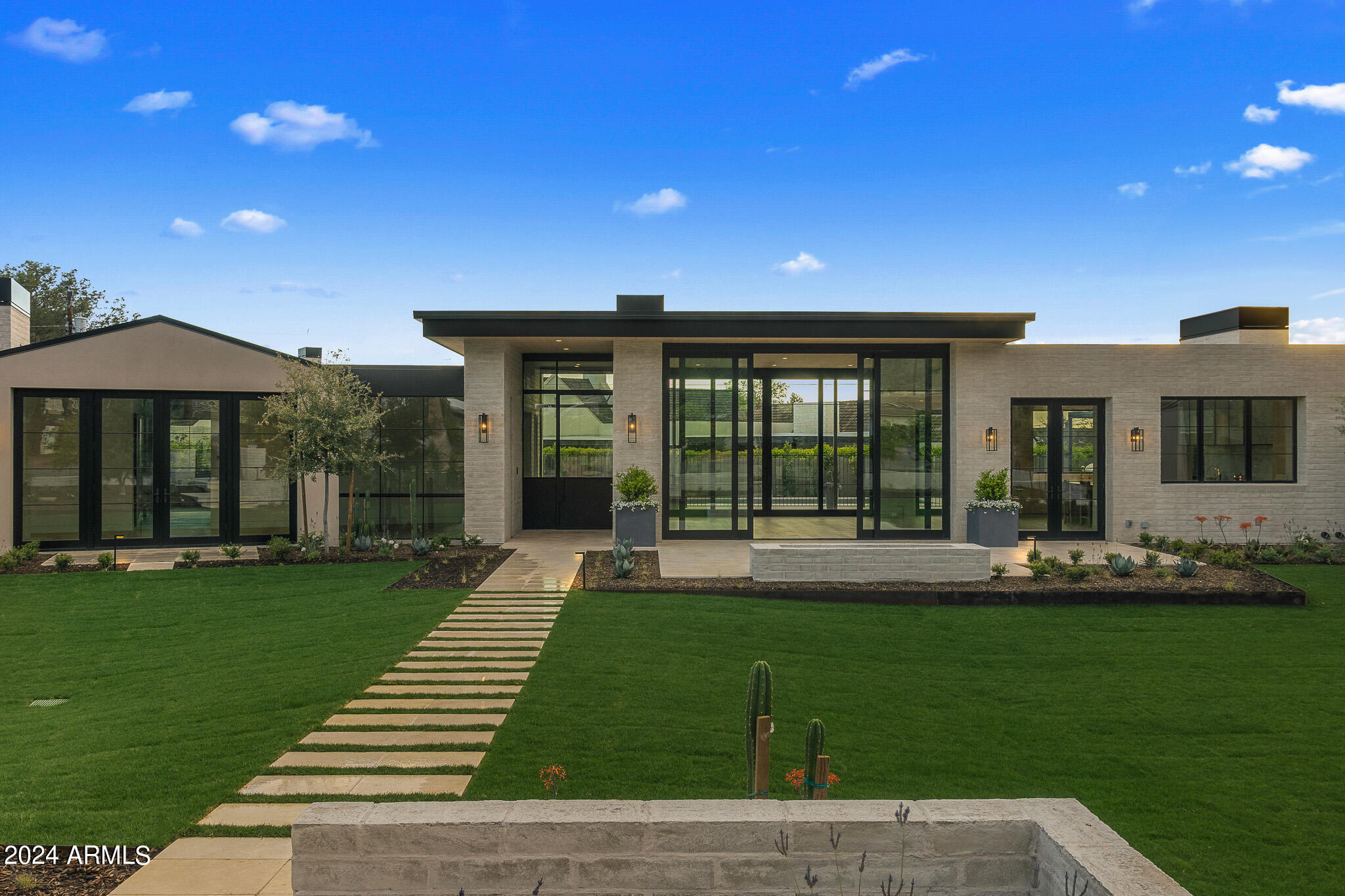 4723 E MARIPOSA Street