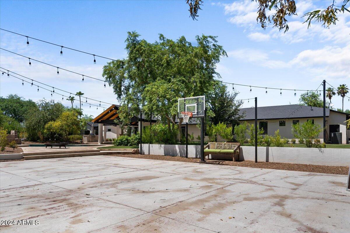 8307 E SHARON Drive