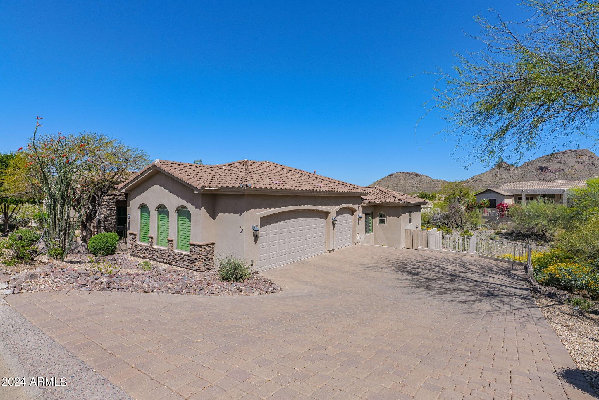 1532 E SHARON Drive