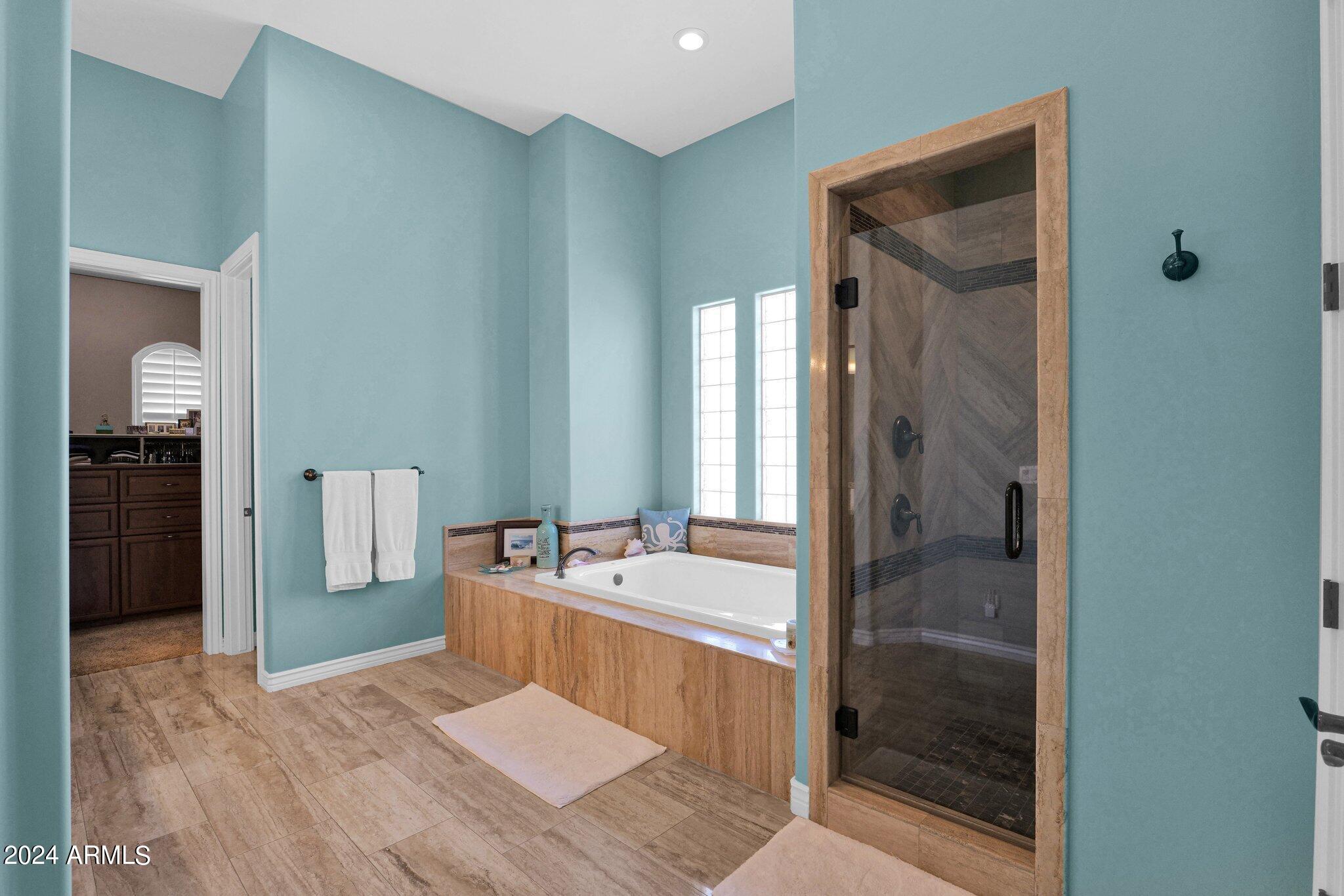 1532 E SHARON Drive