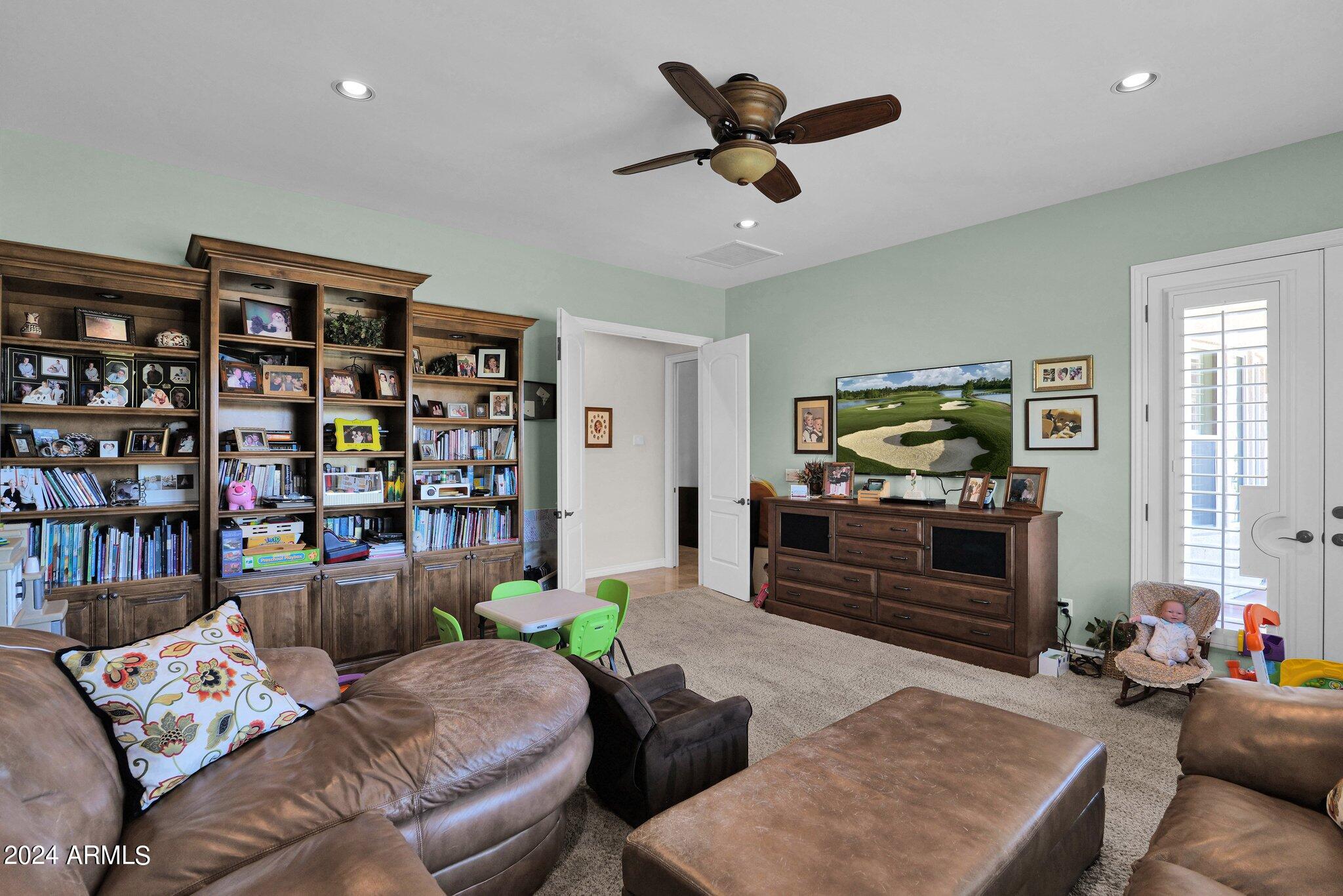 1532 E SHARON Drive